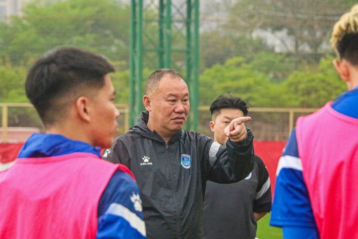 某网红教练带队踢中冠，小组出局，韭菜们竟然不喊主教练下课，哈哈哈哈哈哈