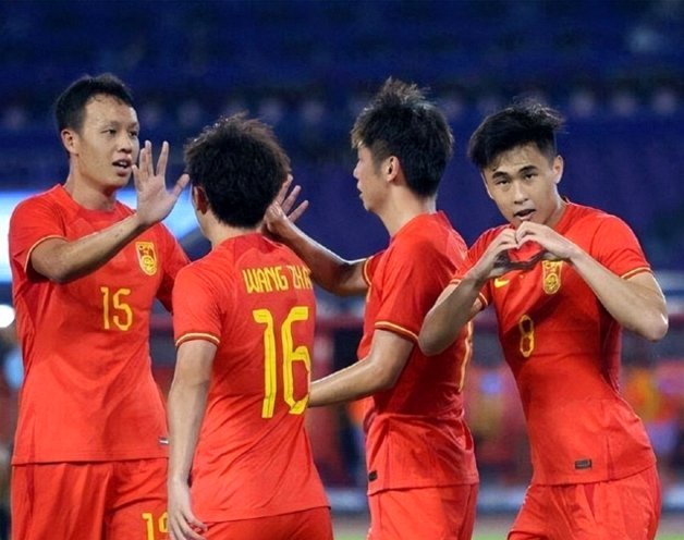 中国男足客场挑战泰国：新老组合能否重塑底气？