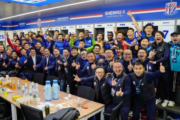 台风突袭！申花全队和千名球迷被困青岛机场一夜过夜