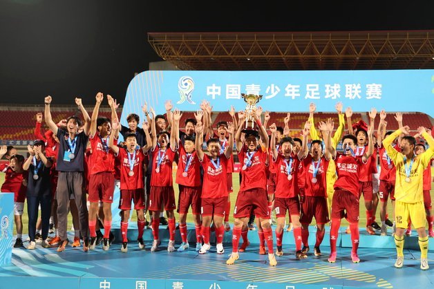 大连U13双队勇创佳绩，问鼎小组赛彰显足球未来！