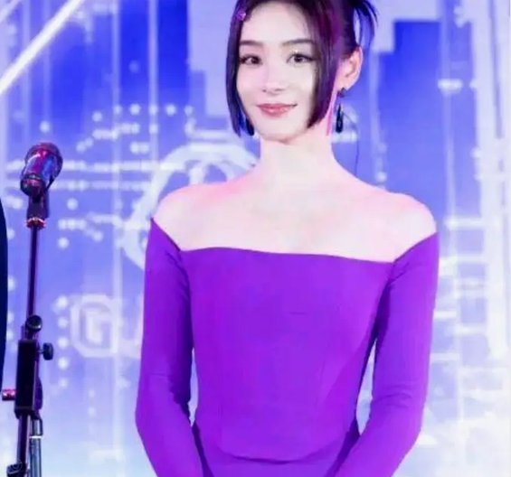 阿尔巴尼亚欧冠节目女主持人晒美照，穿紫色连衣裙美颜亮相