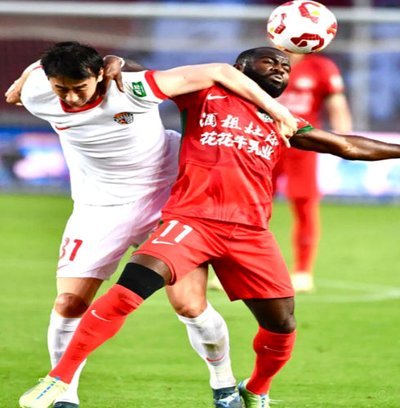 关键乌龙！张呈栋失误，英博2-0西海岸